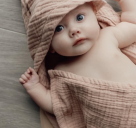 NATRUBA itin minkštas gobtuvu vonios rankšluostis, pagamintas iš 4 sluoksnių ekologiškos medvilnės, spalva ROŽINĖ