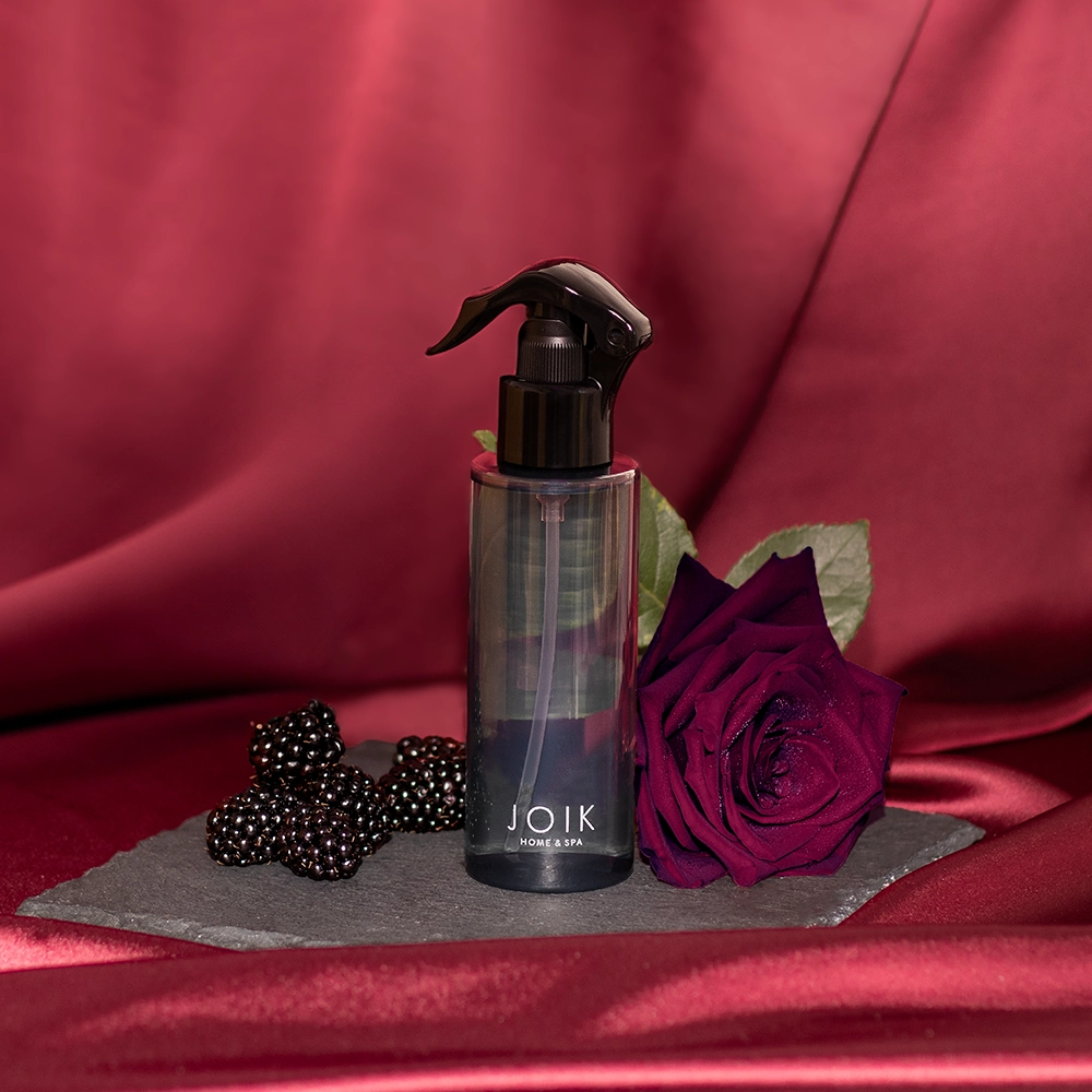 JOIK vandens pagrindo kambarių ir tekstilės purškiklis „Blackberry & Rose Noir“, 150 ml - Image 2
