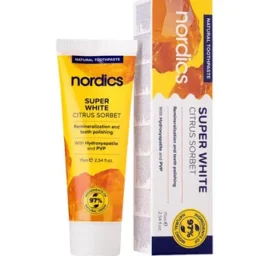 NORDICS SUPER WHITE Citrusinių vaisių šerbeto skonio remineralizuojanti ir balinanti dantų pasta be fluoro su hidroksiapatitu, 75 ml